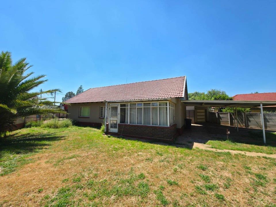 3 Bedroom House for sale in Stilfontein Ext 4 - P24-116842797