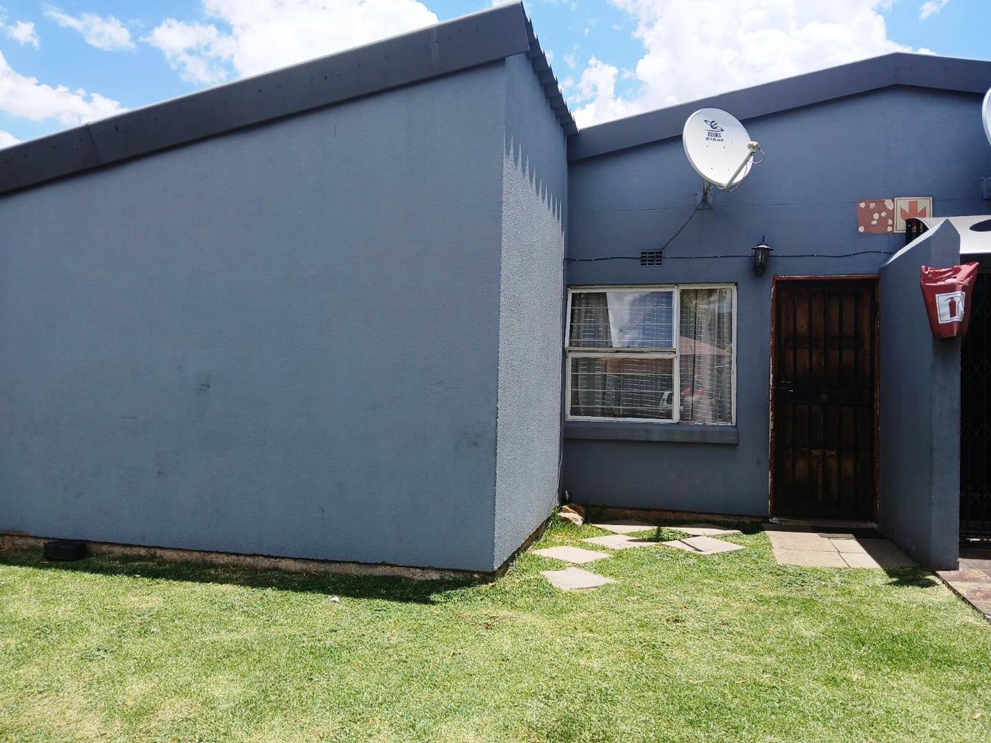 3 Bedroom Townhouse for sale in Naturena - 1 Hefer Avenue - P24-116852329