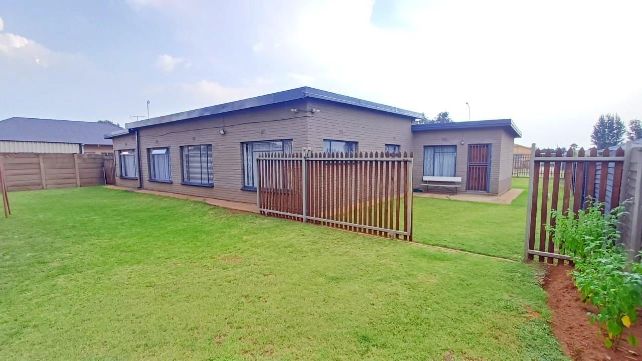 4 Bedroom House for sale in Rothdene - P24-116854963