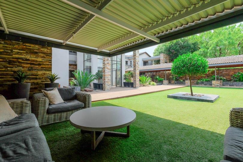 7 Bedroom House for sale in Protea Ridge - P24-116861733