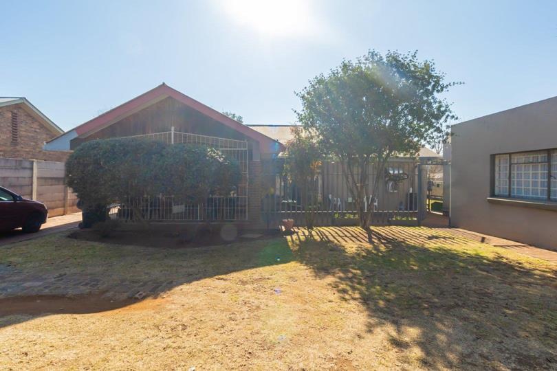 3 Bedroom House for sale in Strubenvale - P24-116862301