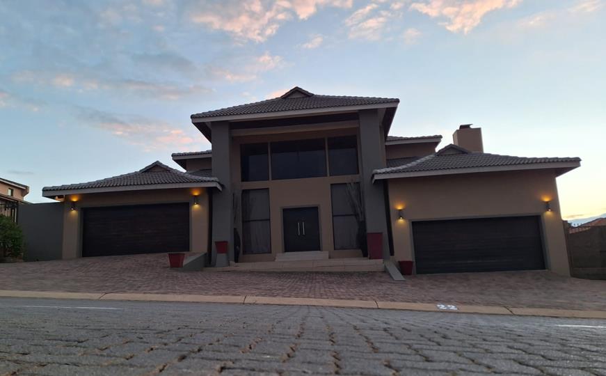 5 Bedroom House for sale in Protea Ridge - P24-116807240