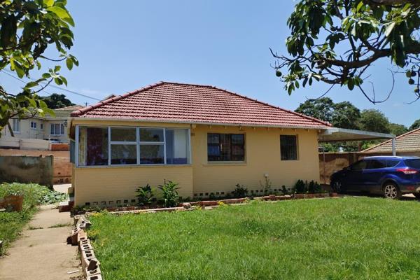 Legacy Real Estate Group presents this spacious house to let on Sparks Road. 

Featuring: 
A sun room / potential dining room
Living ...