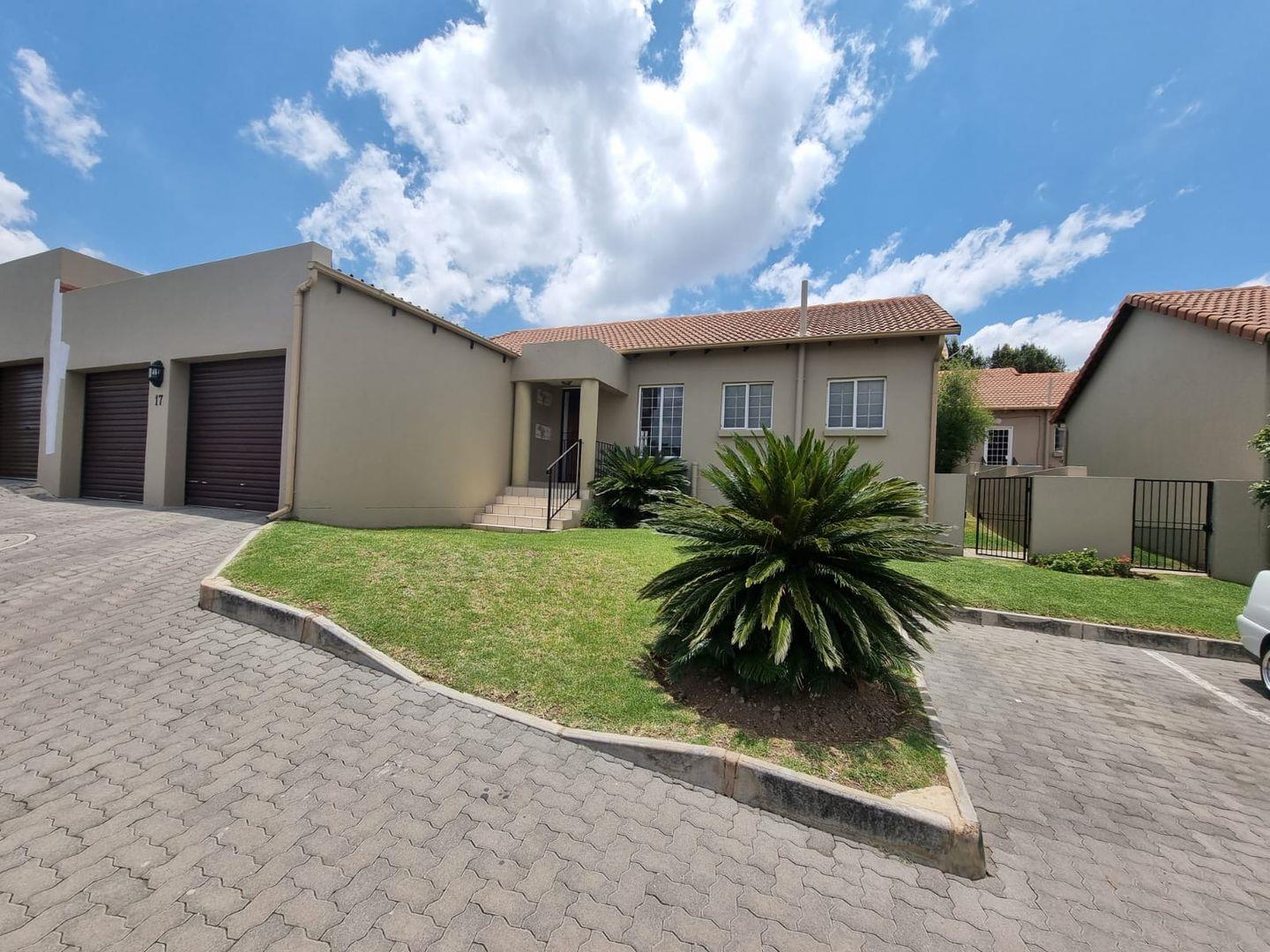 2 Bedroom House for sale in North Riding - P24-116873588