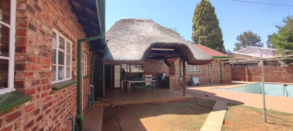 7 Bedroom House for sale in Stilfontein Ext 4 - P24-116875143