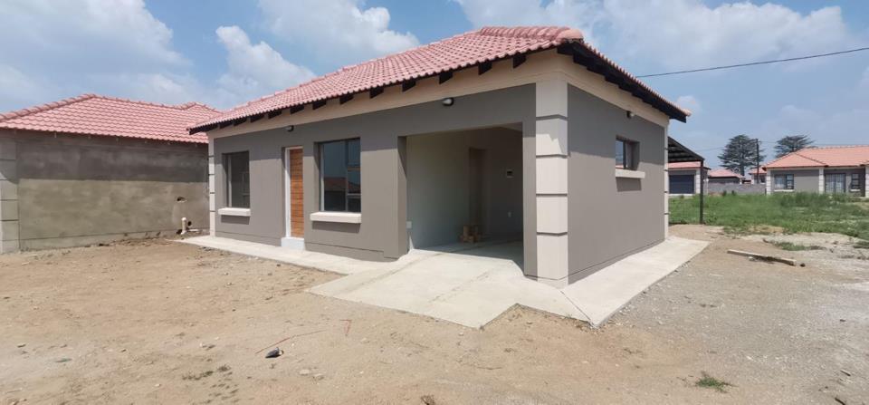 2 Bedroom House for sale in George Botha Park - P24-116878190