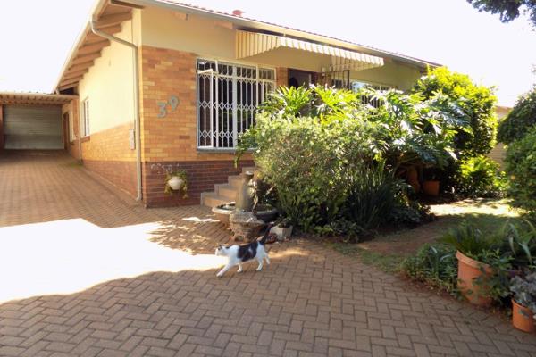 Beautiful family home offering:
* Lounge                                                ...