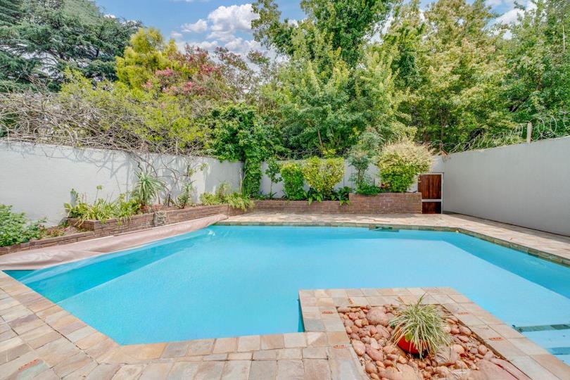 3 Bedroom Townhouse for sale in Strathavon - P24-116878648