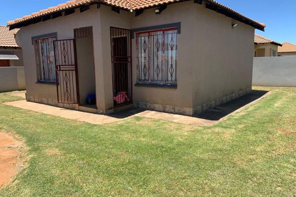 PROPERTY TO RENT IN DUVHA Ext??

3bedroom  full bathroom kitchen lounge  jojo tank  double carport 

water and light excluded ...