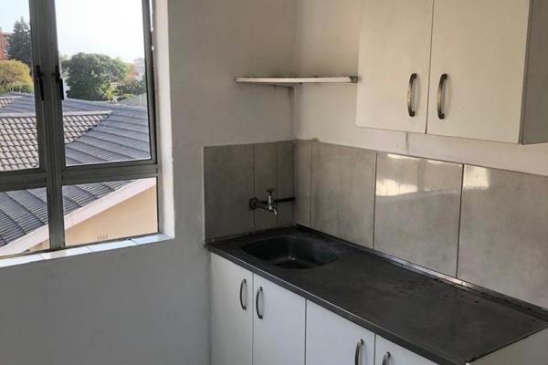 1.5 bedroom unit to rent, 3rd (top) floor, in a small block on Centre Street.
Main bedroom with built in cupboards, half bedroom off ...