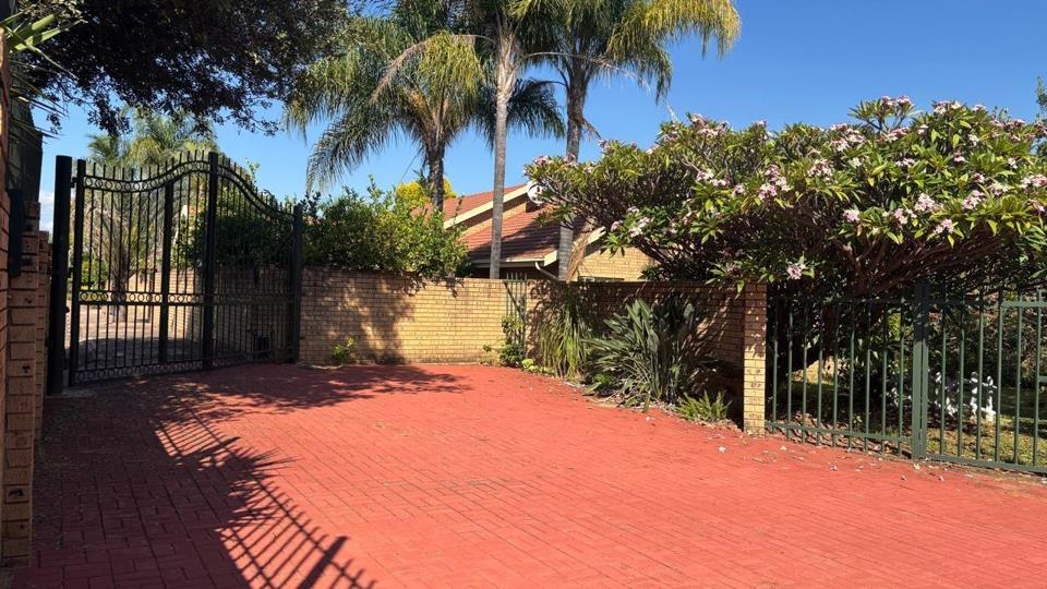 4 Bedroom House for sale in Modimolle - P24-116890047