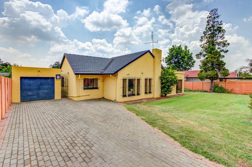 4 Bedroom House for sale in Rhodesfield - P24-116891092