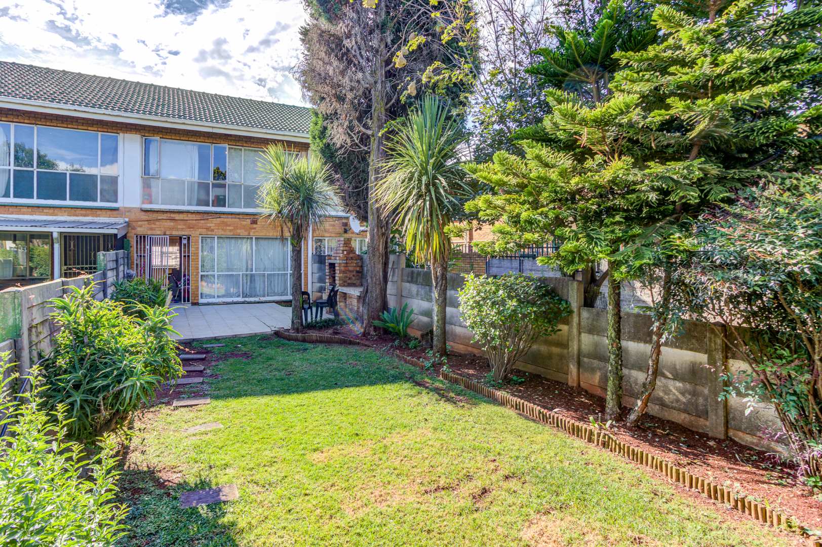 2 Bedroom Townhouse for sale in Rhodesfield - P24-116891531