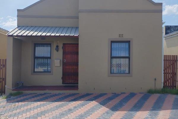 24 Hours secure complex.

Open plan lounge and kitchen, tiled flooring, beautiful built-in cupboards, hob, oven and extractor fan and ...