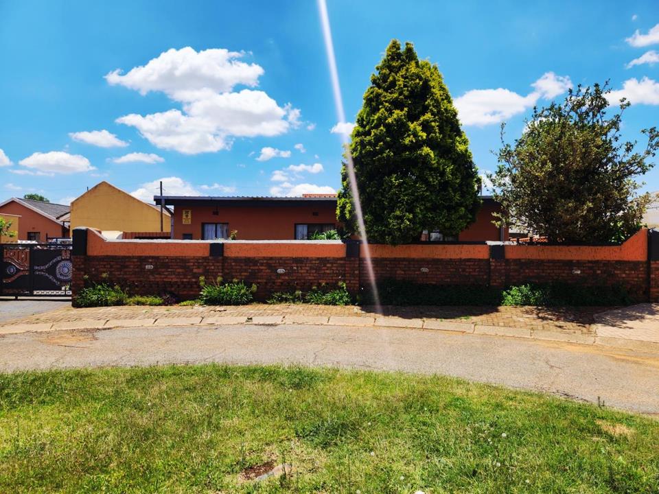 3 Bedroom House for sale in Sebokeng Zone 14 - P24-116897922