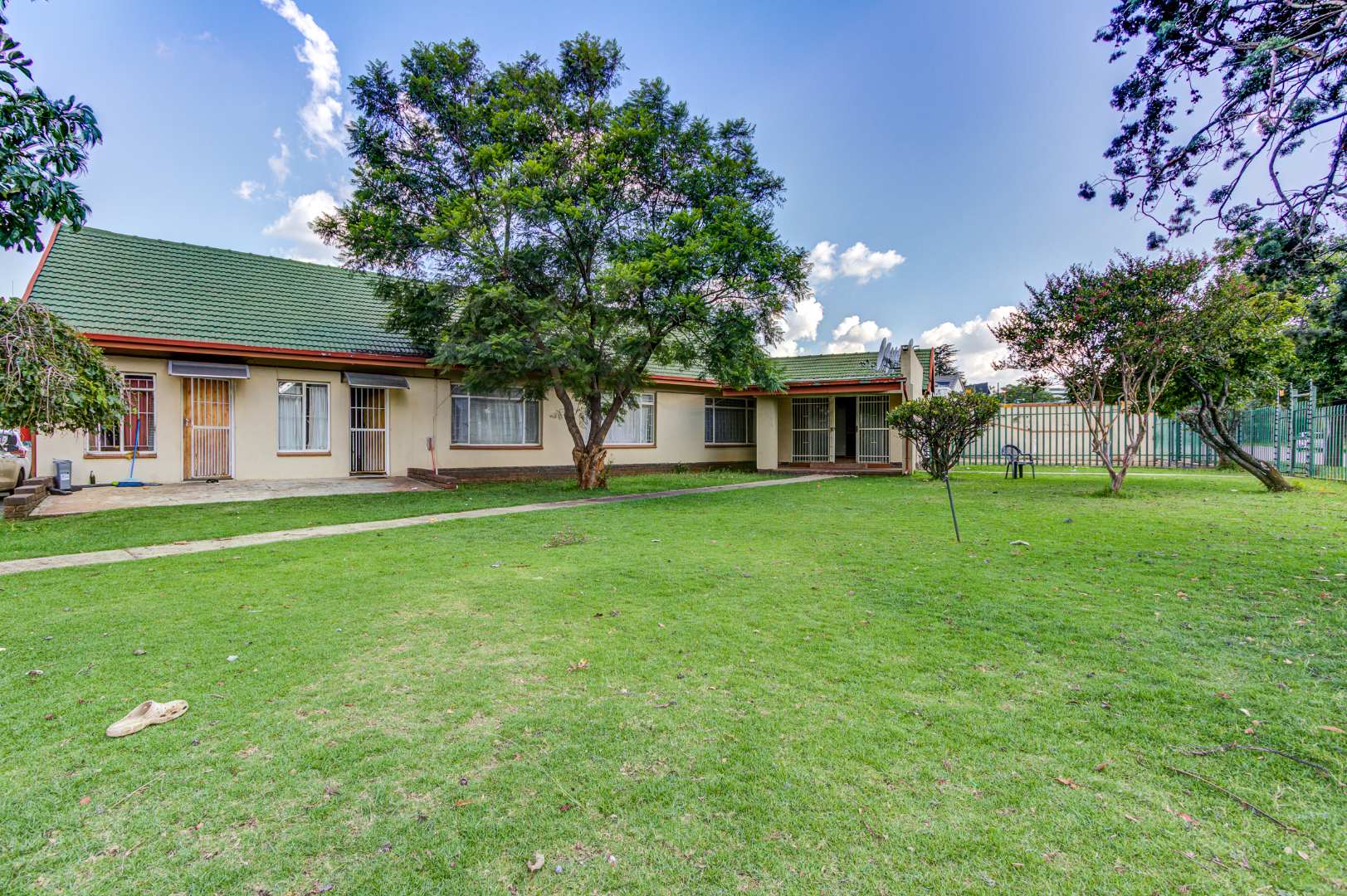 Commercial property for sale in Rhodesfield - P24-116899803