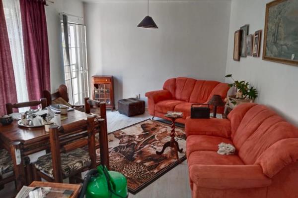 Exclusive authority to sell. Fresh on the market. Semi attached 3 bedroom own title ...