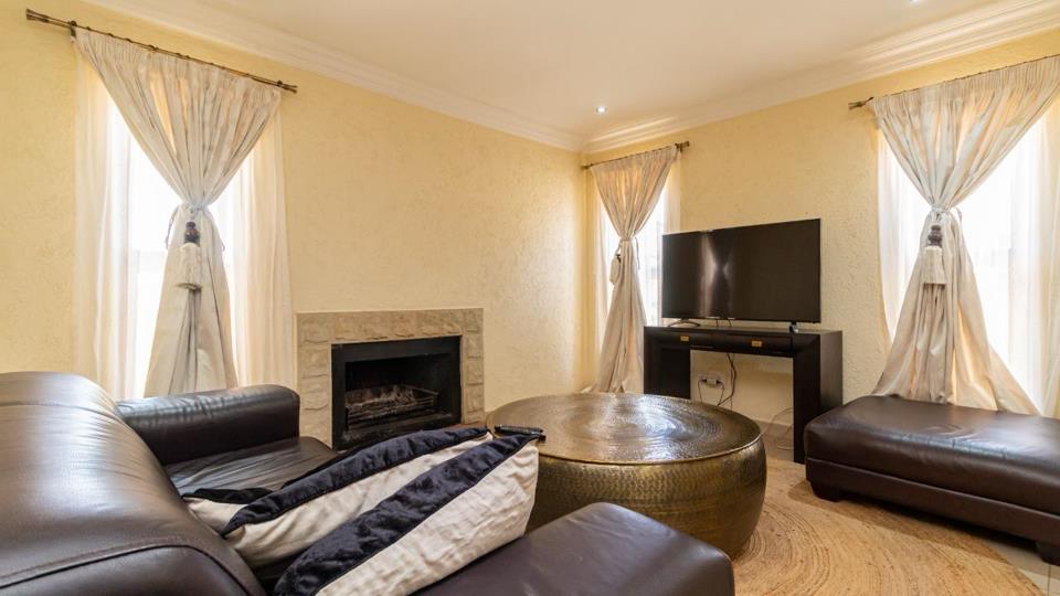 5 Bedroom House for sale in Mahube Valley - P24-117256748