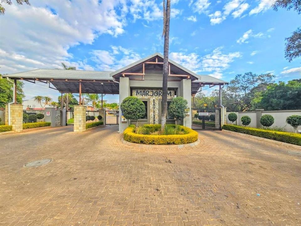 2 Bedroom Townhouse for sale in Annlin - P24-116904276