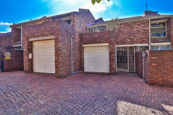 3 Bedroom Townhouse To Let in Moreleta Park 
Family size lock-up and go. 

The space is unbelievable at this price. 

Large face ...