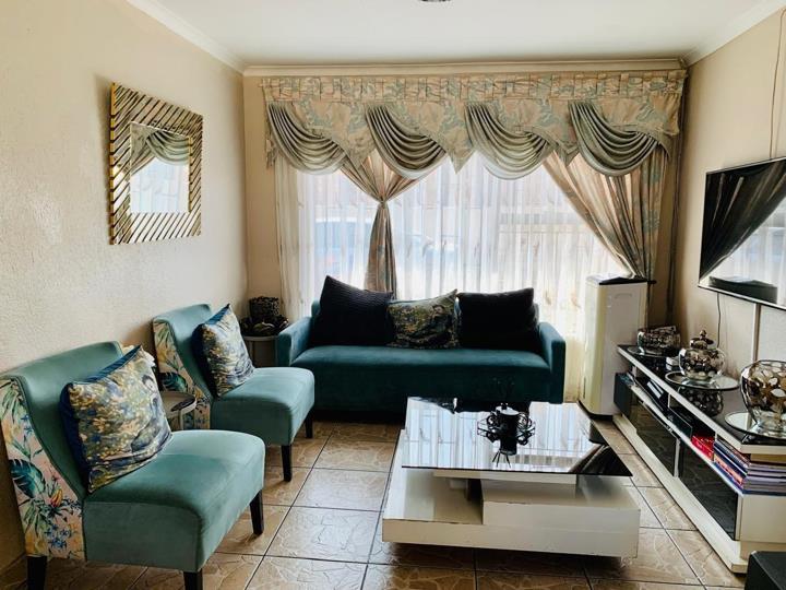 4 Bedroom House for sale in Ratanda - P24-115986144