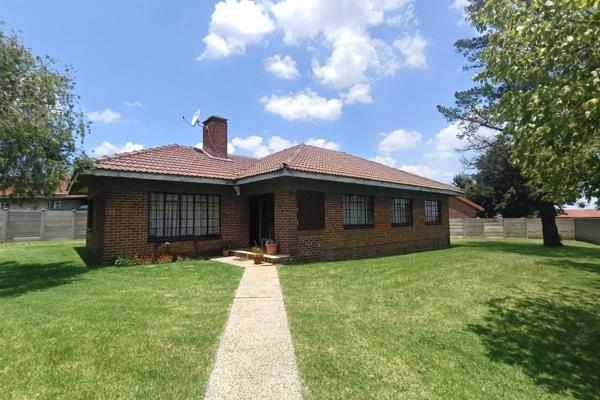 A Freestanding house just came on the market in Pullens Hope, 40  kilometer outside Middelburg.
The home is situated on a 915 square ...