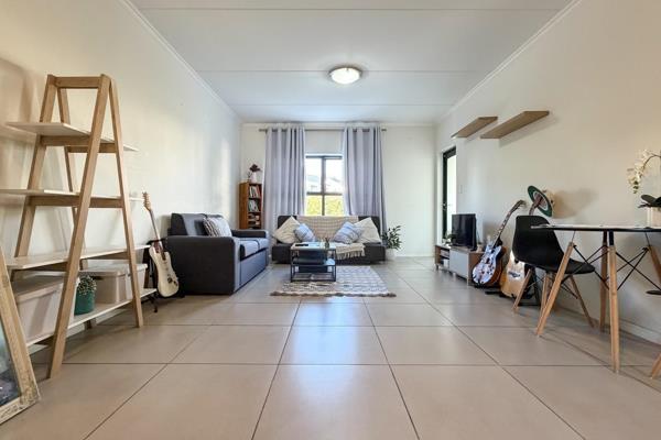 Investment Opportunity in De Velde Estate

SOLE MANDATE

This first-floor apartment offers comfortable, modern living with 2 bedrooms and 2 bathrooms. The main bedroom is en-suite, and a full family bathroom serves the second bedroom and guests.
The unit is tenanted ...