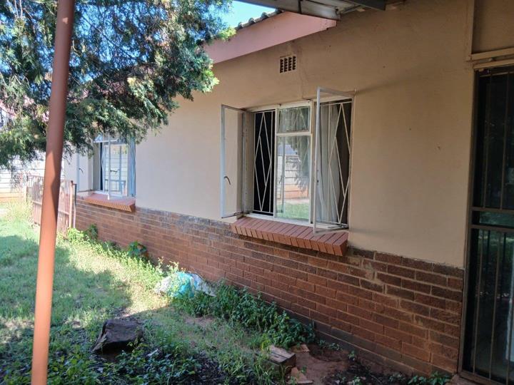 3 Bedroom House for sale in Stilfontein Ext 4 - P24-116914898