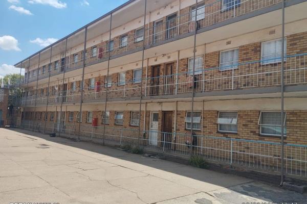 This lovely and well-kept 2-bedroom flat is perfect for first-time buyers, investors, or those looking to downscale in comfort and ...
