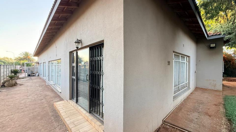 5 Bedroom House for sale in Rothdene - P24-116917759