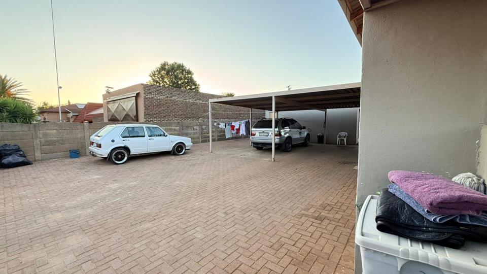 5 Bedroom House for sale in Rothdene - P24-116917759