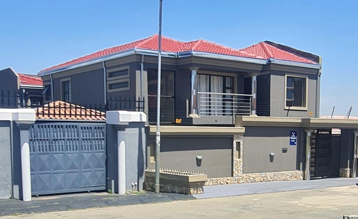 9 Bedroom House for sale in Naturena - P24-116922925