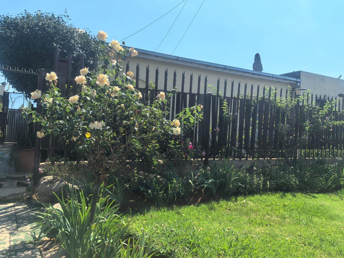 4 Bedroom House for sale in Roodepoort North - P24-116923298