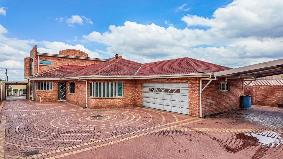 4 Bedroom House for sale in Mountain Rise - P24-116928661