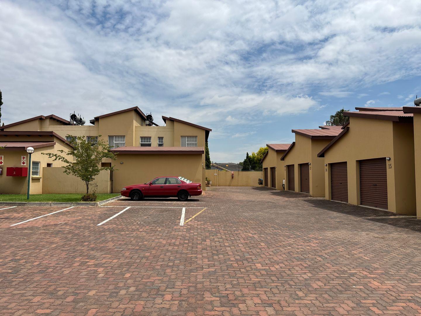 3 Bedroom Townhouse for sale in Rynfield - P24-116934950