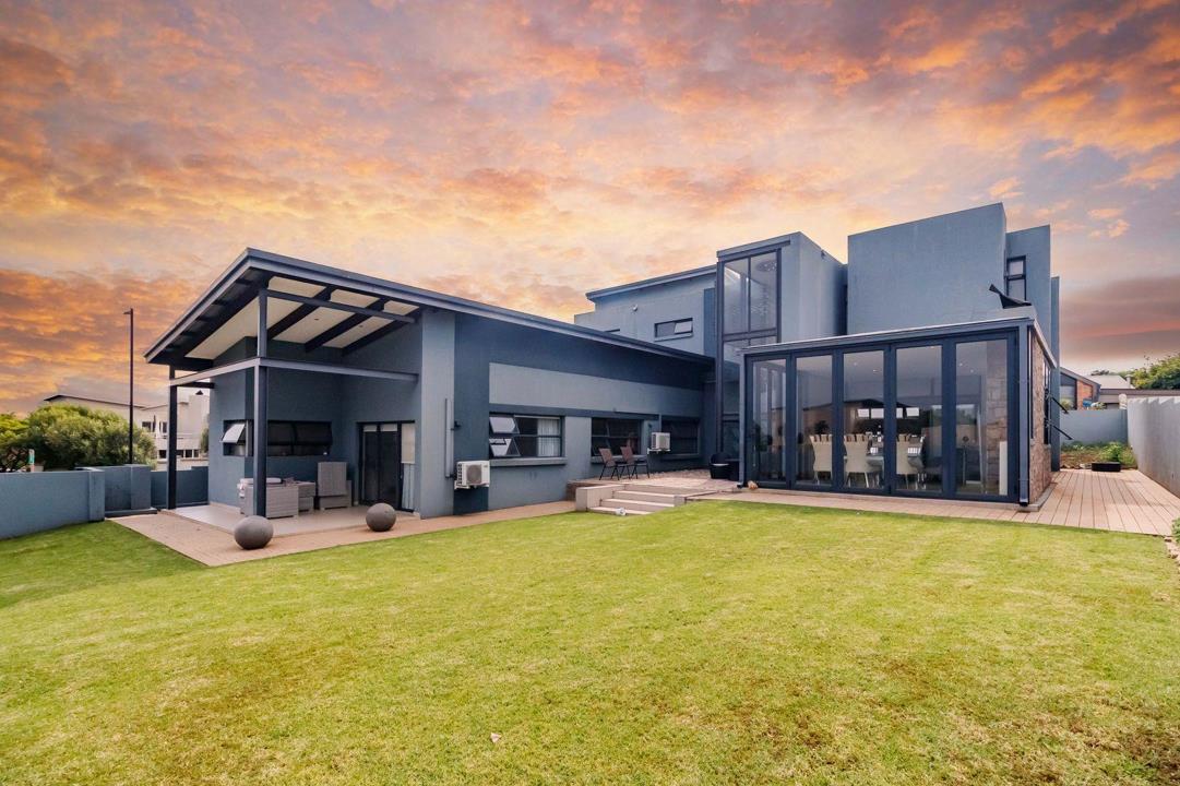 5 Bedroom House for sale in Midstream Ridge Estate - P24-116938132