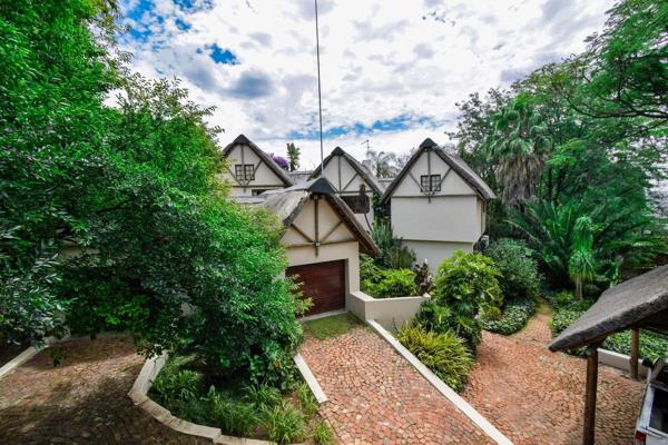 Step into this well-maintained 320m2 home on a huge 1,526m2 erf in a sought-after gated estate in Moreleta Park. 

Perfect for families ...