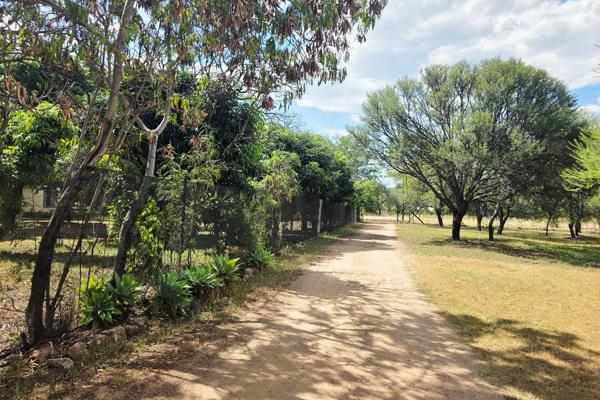 Prime location!! 
Well priced 19.01 Ha Small holding about 10km from Naboomspruit
High quality sweet &amp; sour Bushveld grazing
2 ...