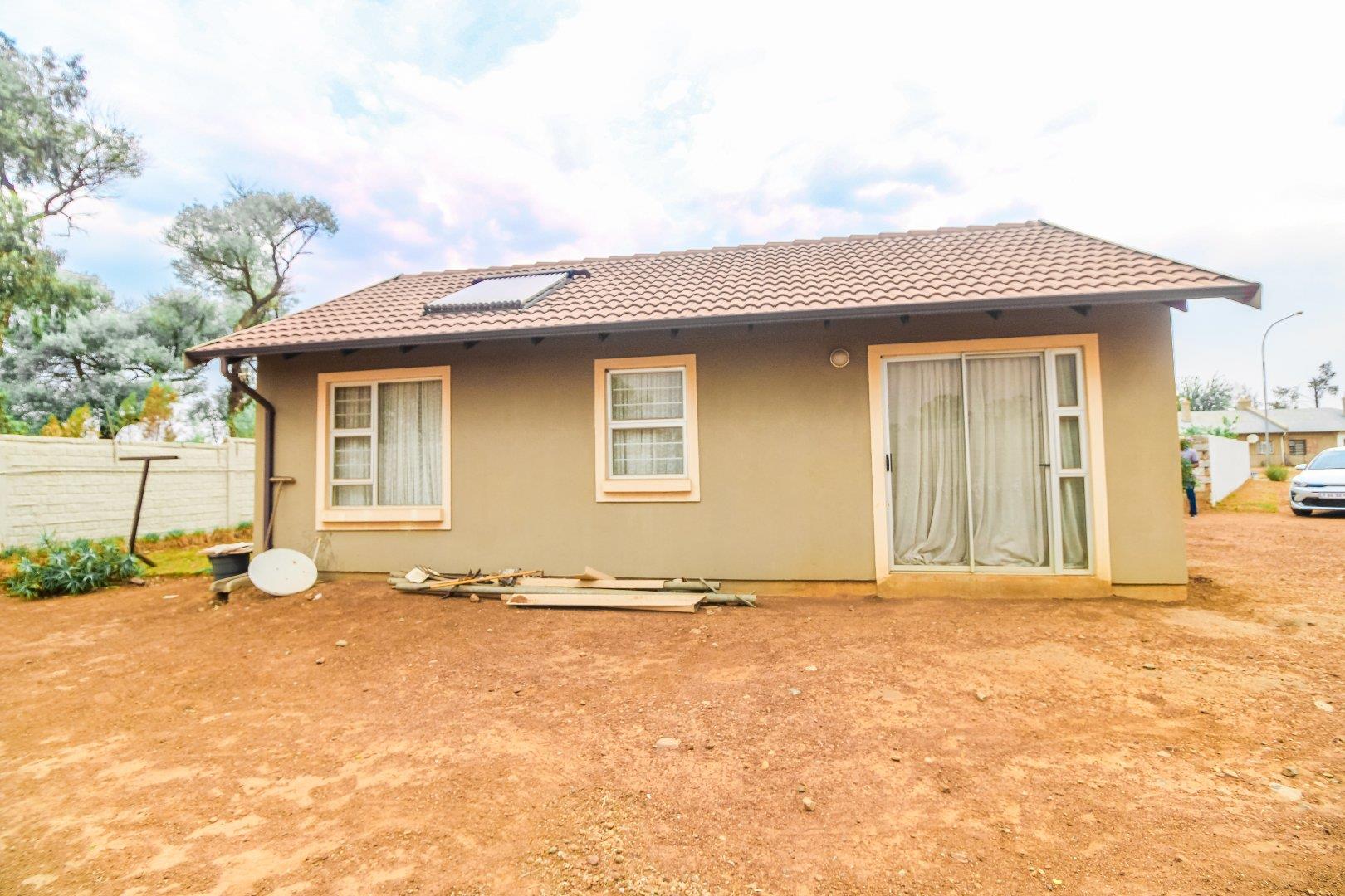 3 Bedroom House for sale in Strubenvale - P24-115080529