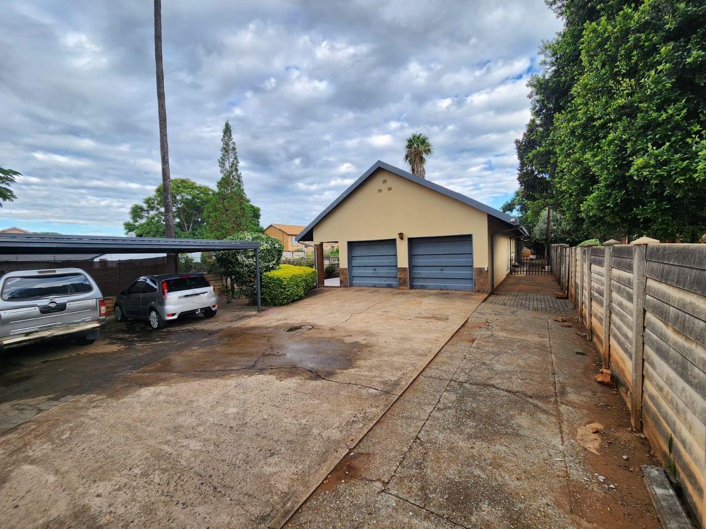 3 Bedroom House for sale in Rustenburg Central - P24-116942963