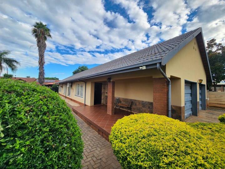 3 Bedroom House for sale in Rustenburg Central - P24-116942963