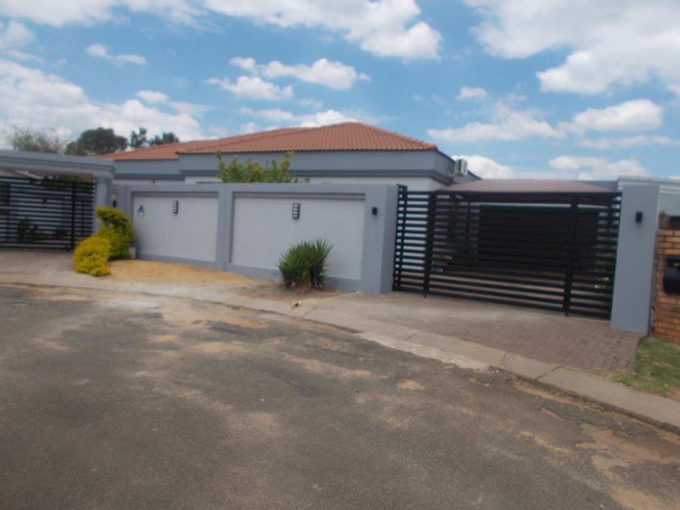 4 Bedroom House for sale in Palm Ridge - P24-116943370