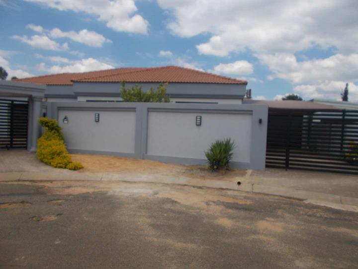 4 Bedroom House for sale in Palm Ridge - P24-116943370
