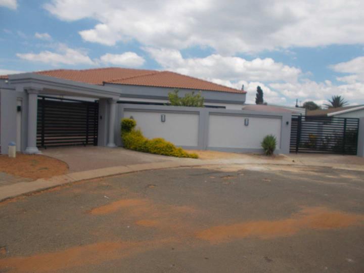 4 Bedroom House for sale in Palm Ridge - P24-116943370