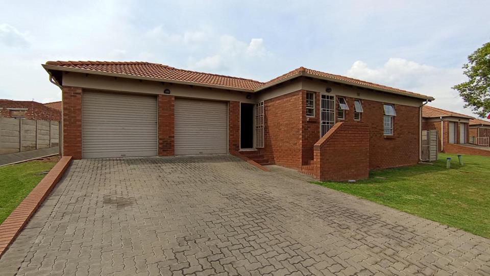 3 Bedroom House for sale in Thatch Hill Estate - Nokukwane Street