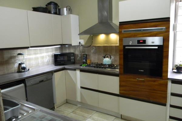 Beautiful family home offering:
* Lounge                                                ...