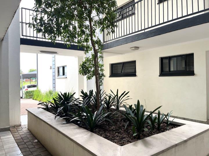 Listing number: P24-116951527, Image number: 2, Atrium