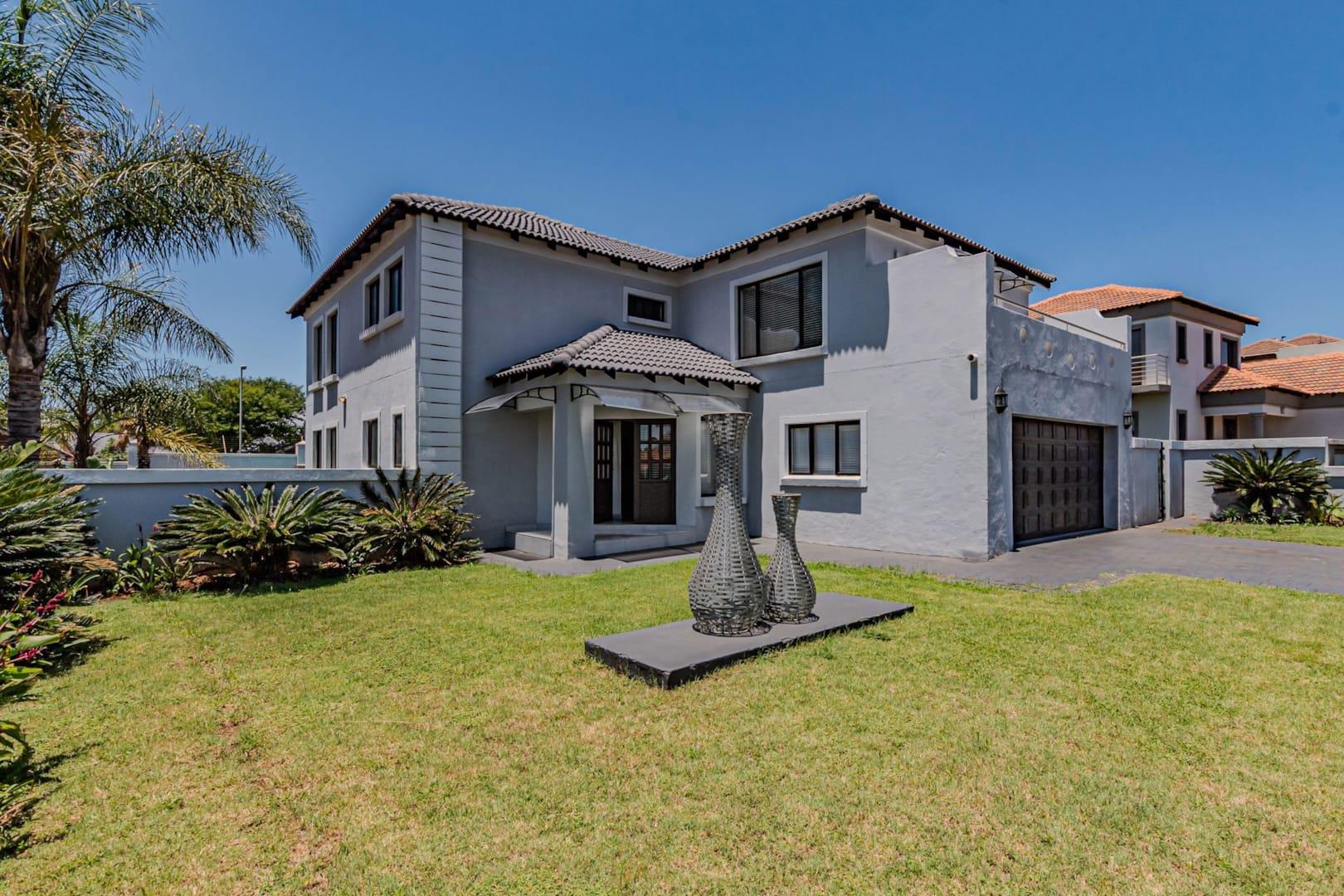 5 Bedroom House for sale in Stone Ridge - P24-116952036
