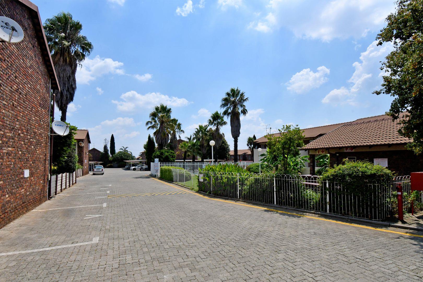 3 Bedroom Townhouse for sale in Eden Glen - P24-116957003