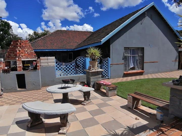 4 Bedroom House for sale in Stilfontein Ext 4 - P24-116961922